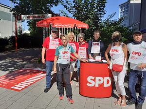 Mitglieder des OV Annen am Infostand